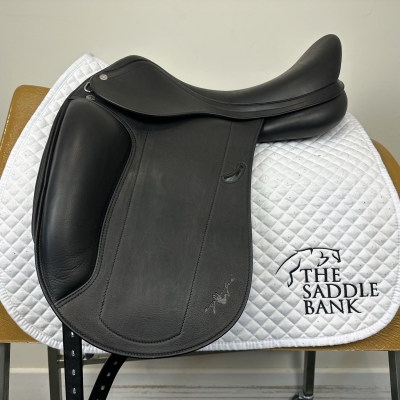 Image of 17.5 inch Equipe Emporio Monoflap Dressage Black Medium Wide