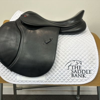 Image of 17.5 inch John Whitaker Bedale GP Jump Black Adjustable